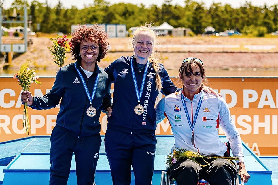 Podium KL3 200 m dames : Nélia Barbosa (Tchéquie, argent), Laura Sugar (Grande-Bretagne, or), Maria Jimenez (Espagne, bronze) # Championnat d'Europe, Paracanoë, Račice, Tchéquie, 22 juin 2025 © Garry Bowden
