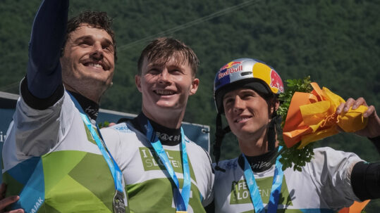 oupe du monde de slalom, podium du kayak cross individuel Mathurin Madoré (FRA, argent), Sam Leaver (GBR, or), Jakub Krejči (CZE, bronze) # Tacen Ljubljana, Slovénie, 31 mai 2026 © Planet Canoe / ICF