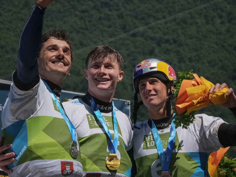 oupe du monde de slalom, podium du kayak cross individuel Mathurin Madoré (FRA, argent), Sam Leaver (GBR, or), Jakub Krejči (CZE, bronze) # Tacen Ljubljana, Slovénie, 31 mai 2026 © Planet Canoe / ICF