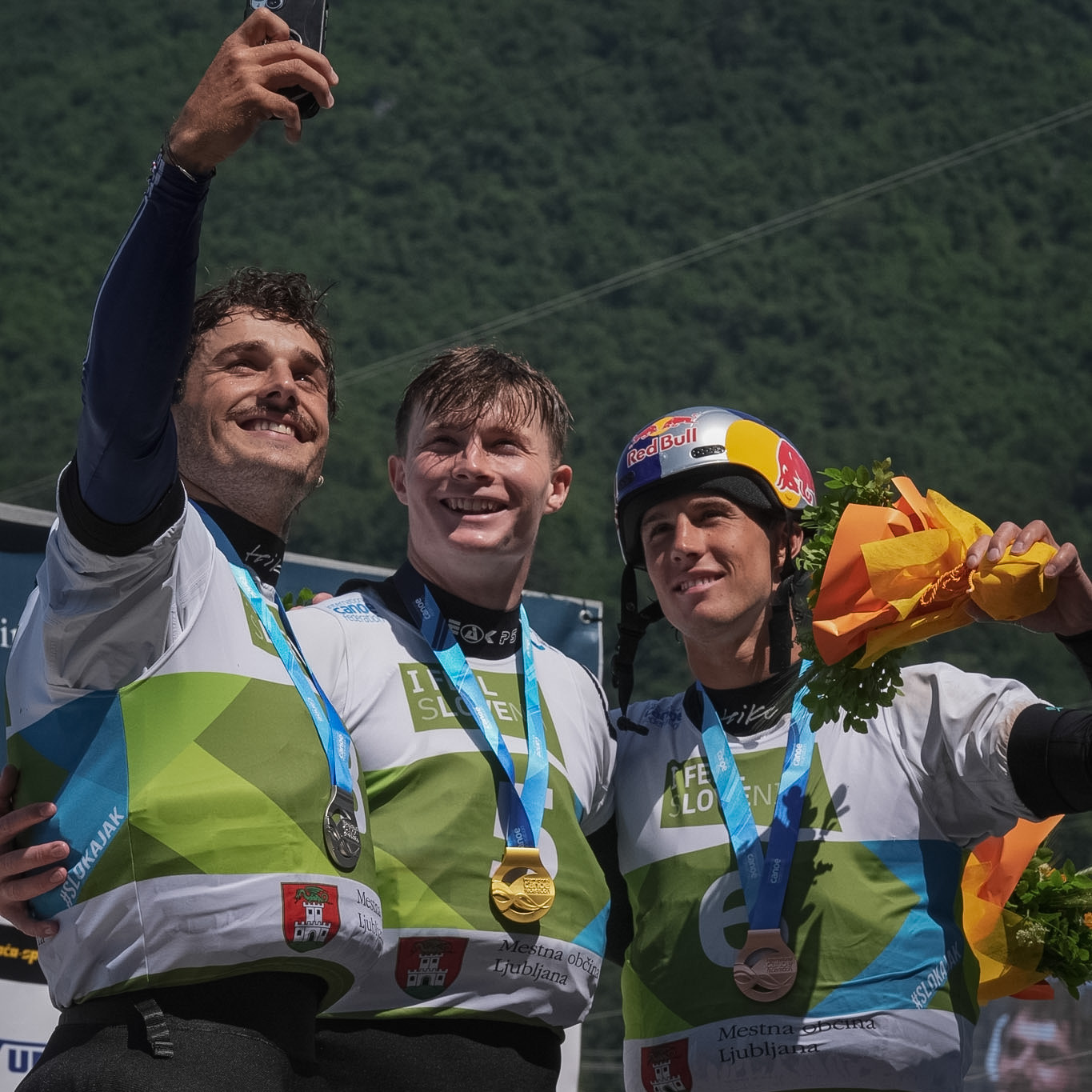 oupe du monde de slalom, podium du kayak cross individuel Mathurin Madoré (FRA, argent), Sam Leaver (GBR, or), Jakub Krejči (CZE, bronze) # Tacen Ljubljana, Slovénie, 31 mai 2026 © Planet Canoe / ICF