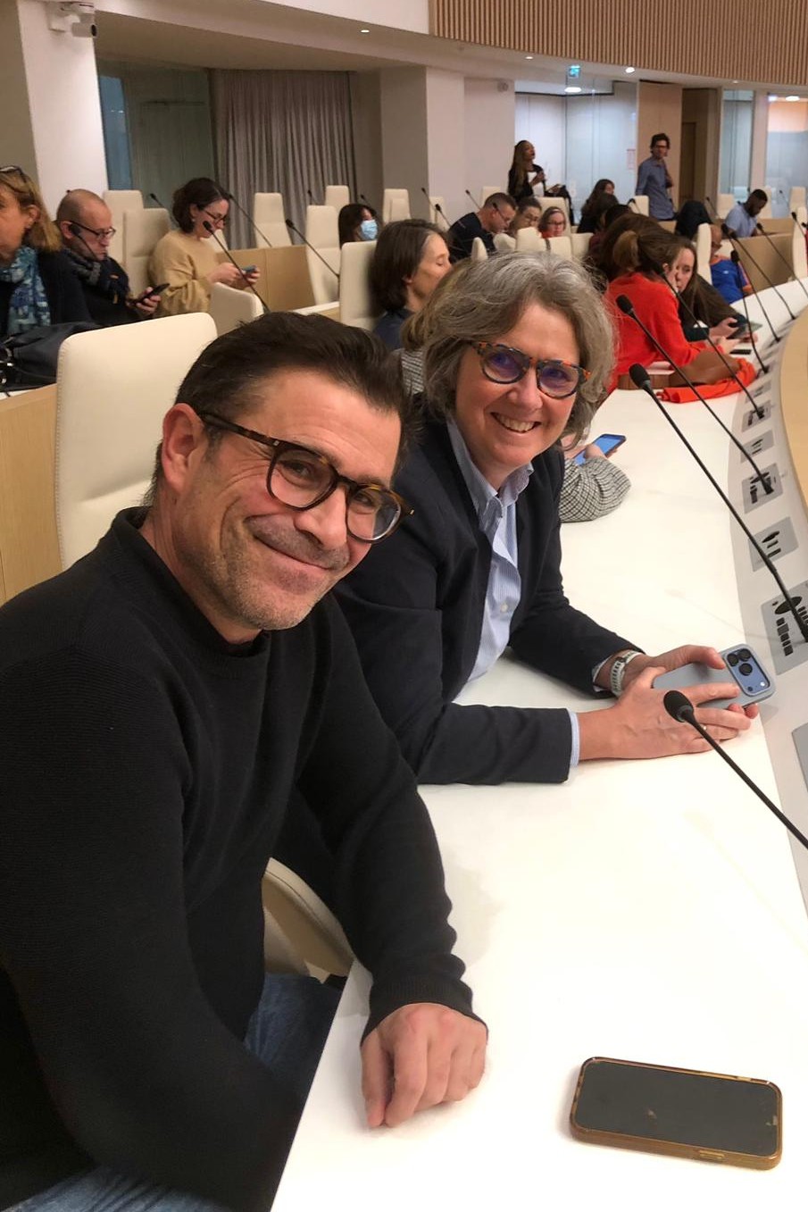 Julio Arqueros et Florence Lisotti, dans l’amphithéâtre du Conseil régional d’Île-de-France, représentant l’ACBB lors de la cérémonie des lauréats du Budget participatif Handicap Île-de-France 2025. # Saint-Ouen-sur-Seine, France, 11 décembre 2025 ©Camille Hurez